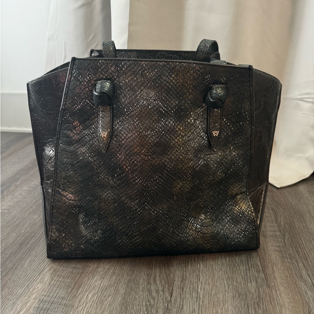 Kelly Wynne Carryall Tote in Lizard Print. Barely used- like new condition.